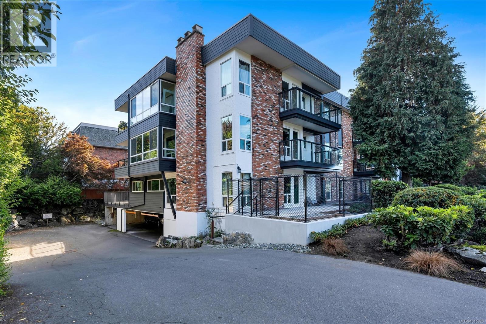 206 1725 Cedar Hill Cross Road, Saanich