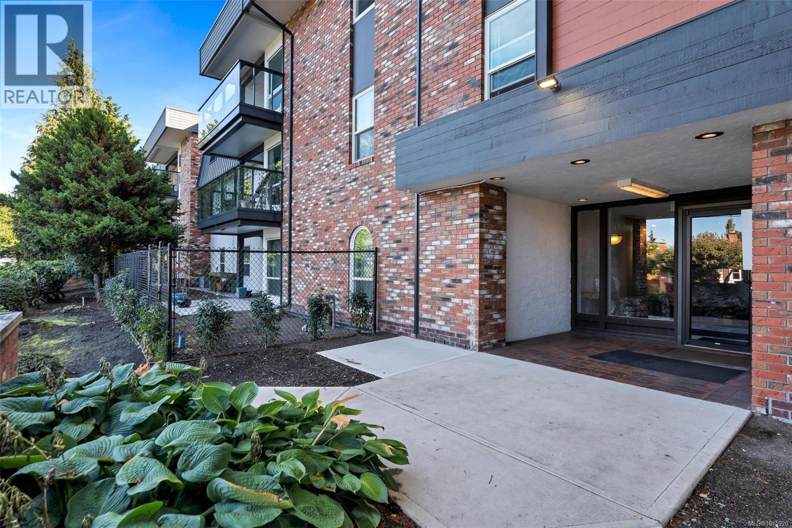 206 1725 Cedar Hill Cross Road, Saanich
