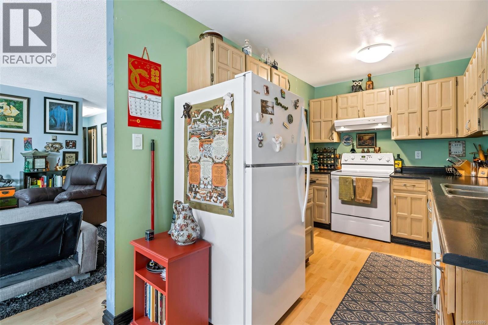 206 1725 Cedar Hill Cross Road, Saanich