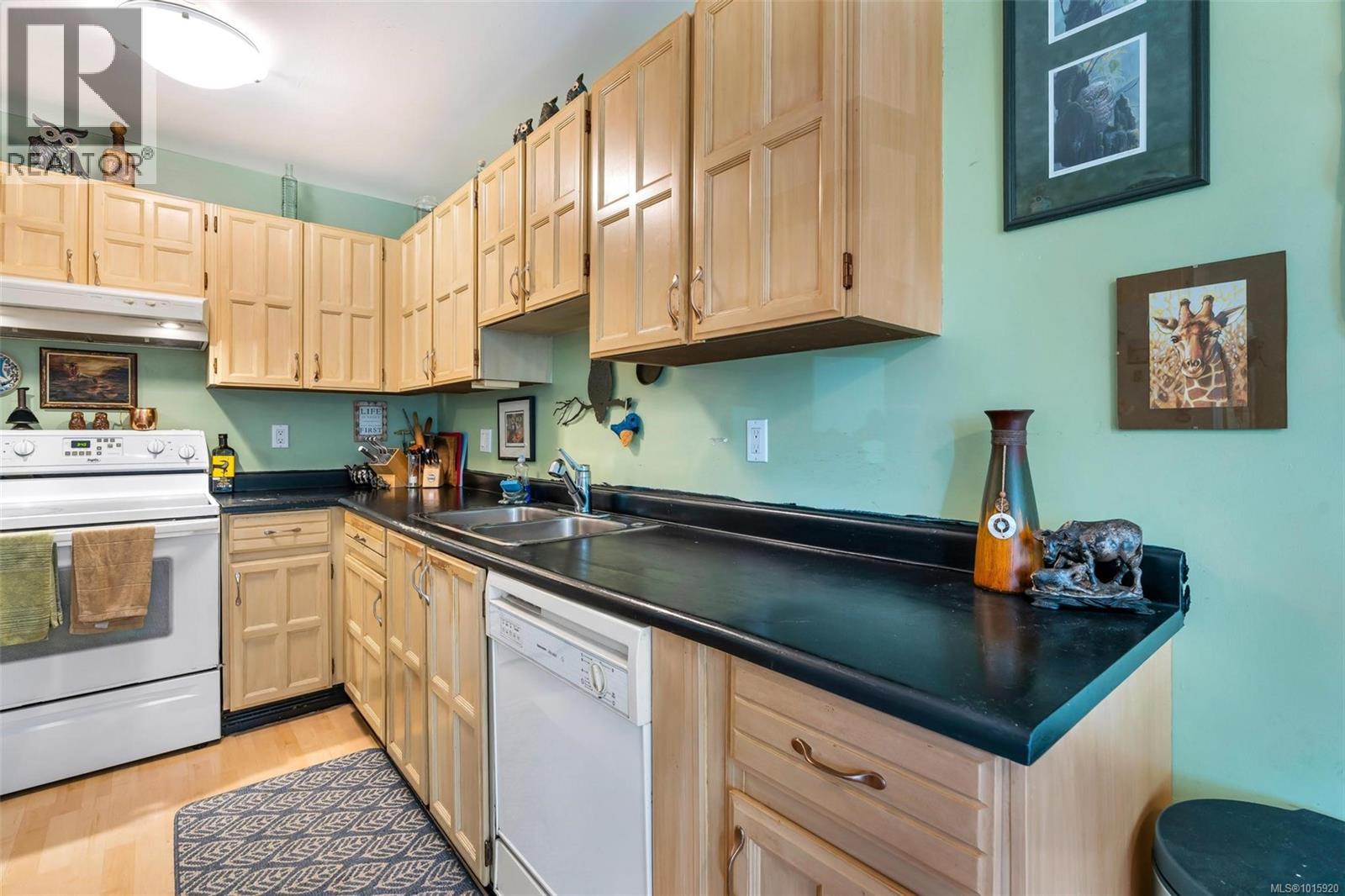 206 1725 Cedar Hill Cross Road, Saanich