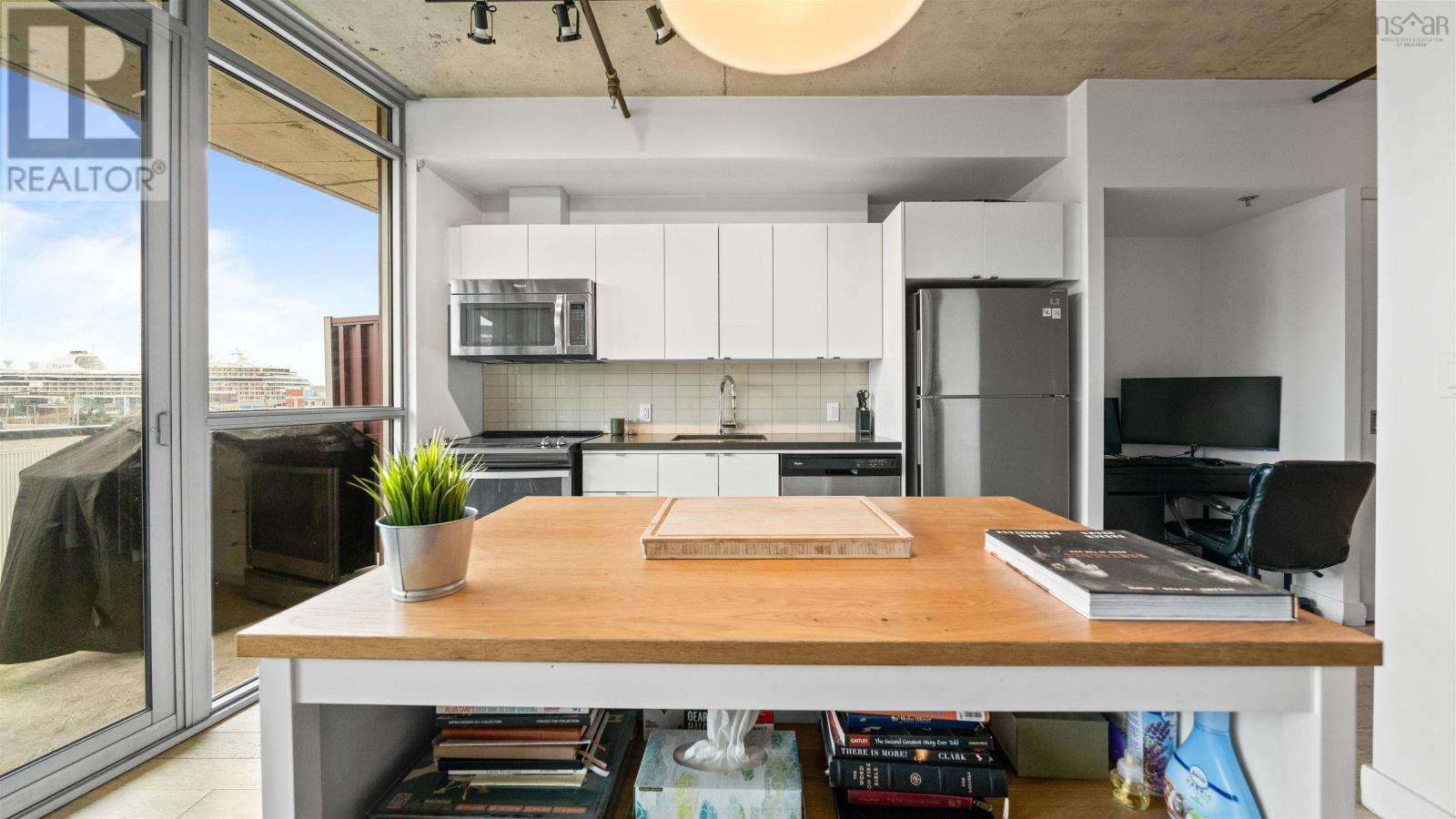 Property 14 of 31 of 406 1065 Barrington Street