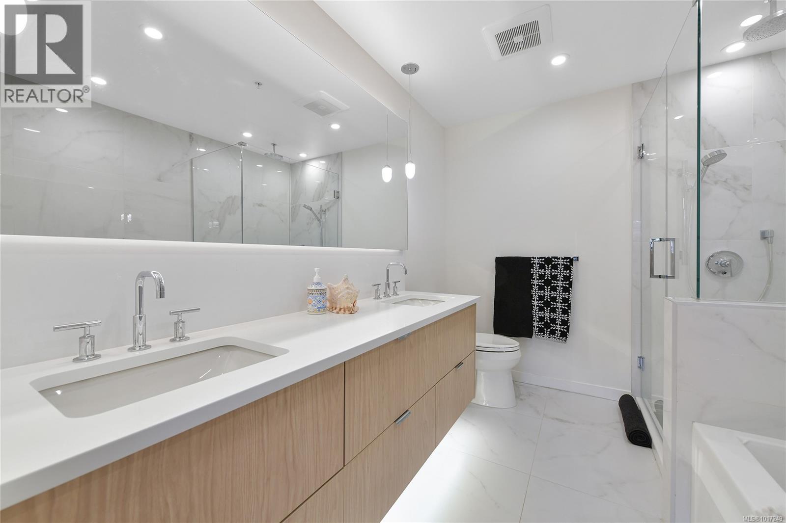 302 5118 Cordova Bay Road, Saanich