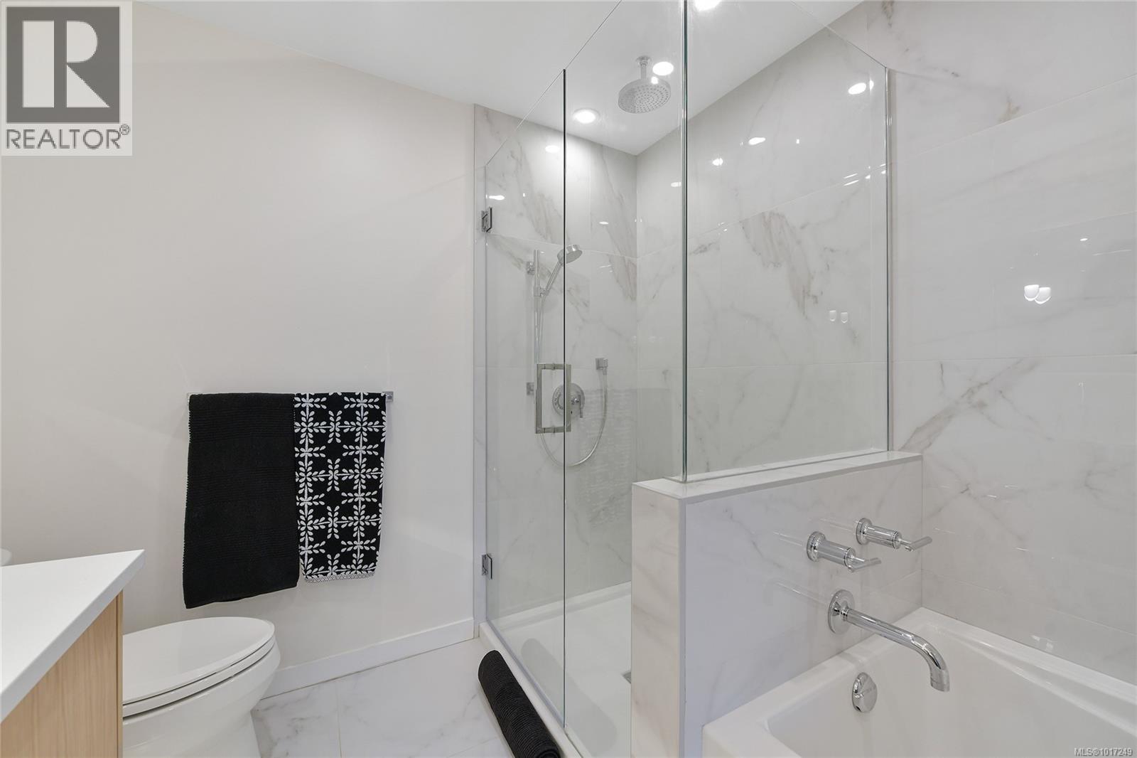 302 5118 Cordova Bay Road, Saanich