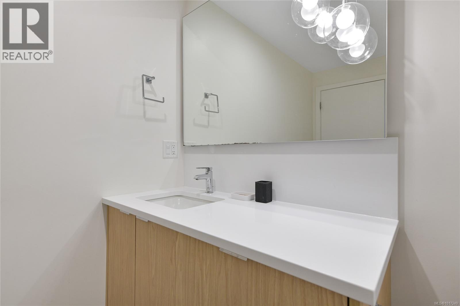 302 5118 Cordova Bay Road, Saanich