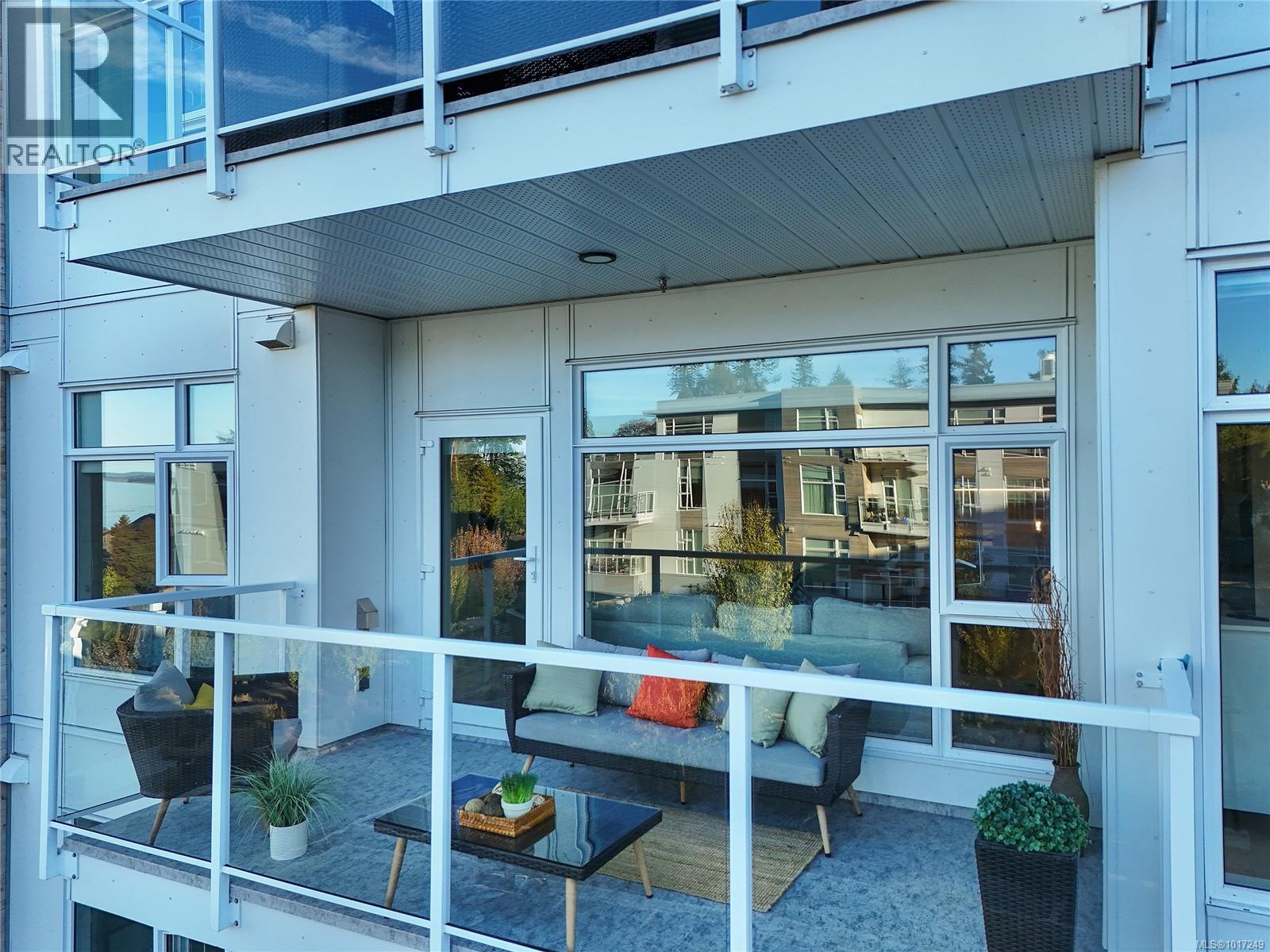 302 5118 Cordova Bay Road, Saanich