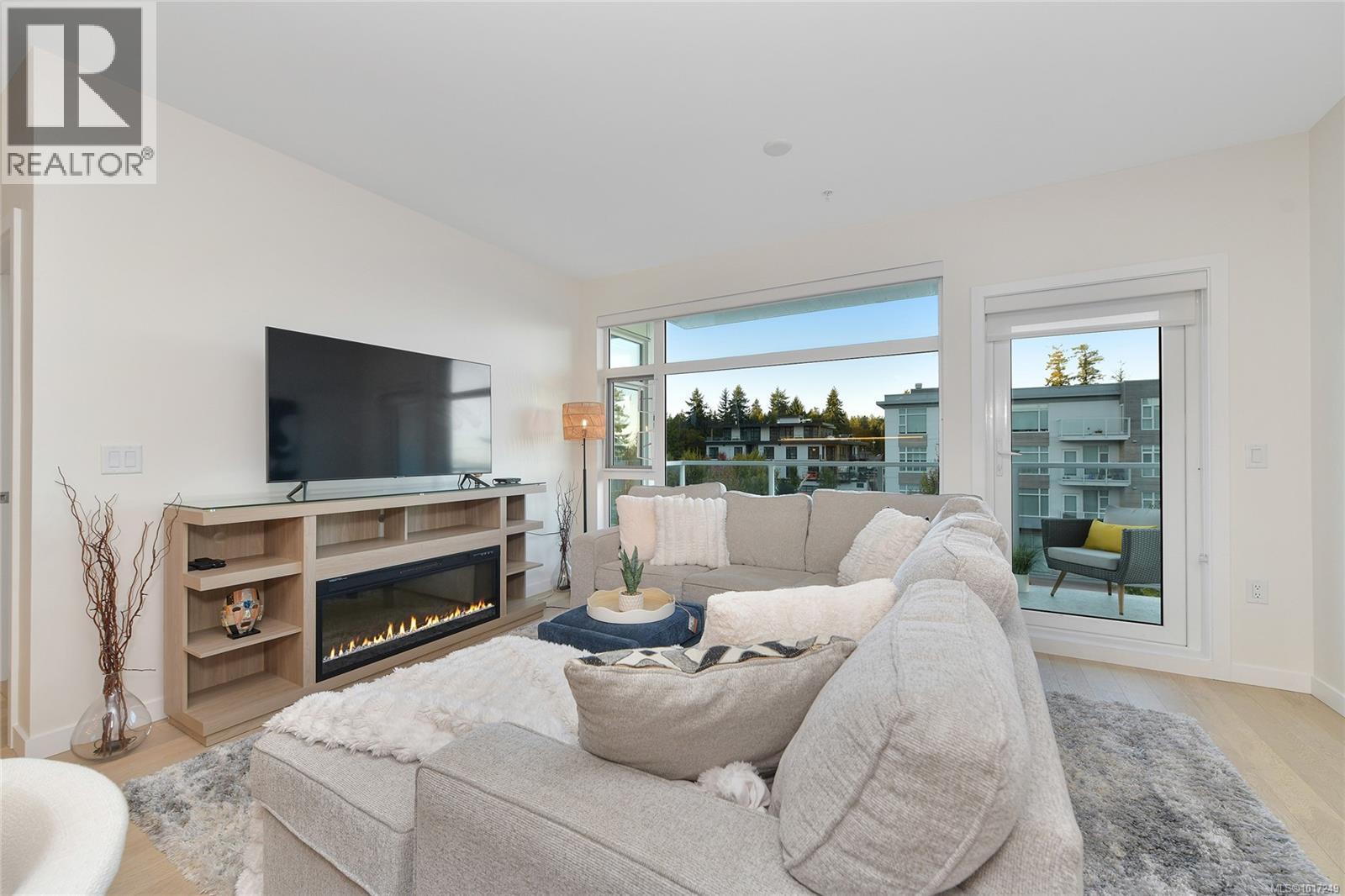 302 5118 Cordova Bay Road, Saanich
