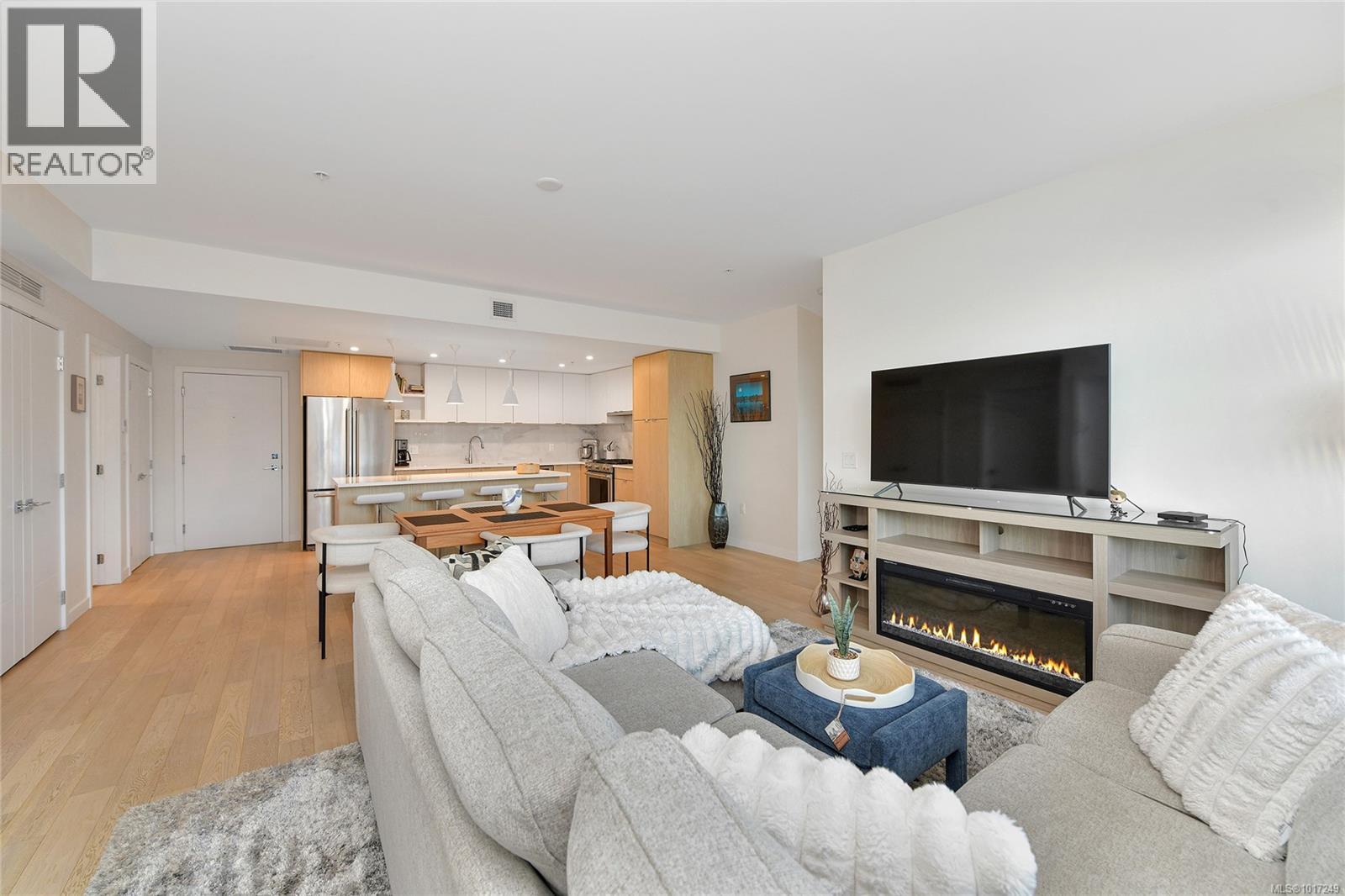 302 5118 Cordova Bay Road, Saanich