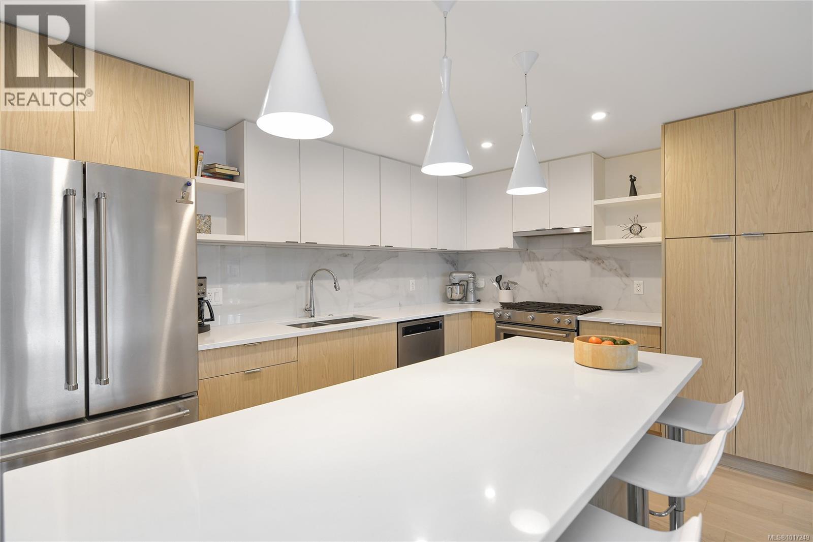 302 5118 Cordova Bay Road, Saanich