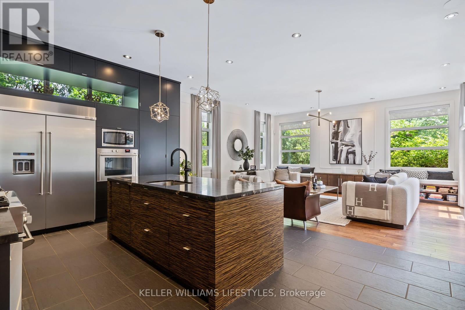 649 VALLEYSTREAM WALK - 11