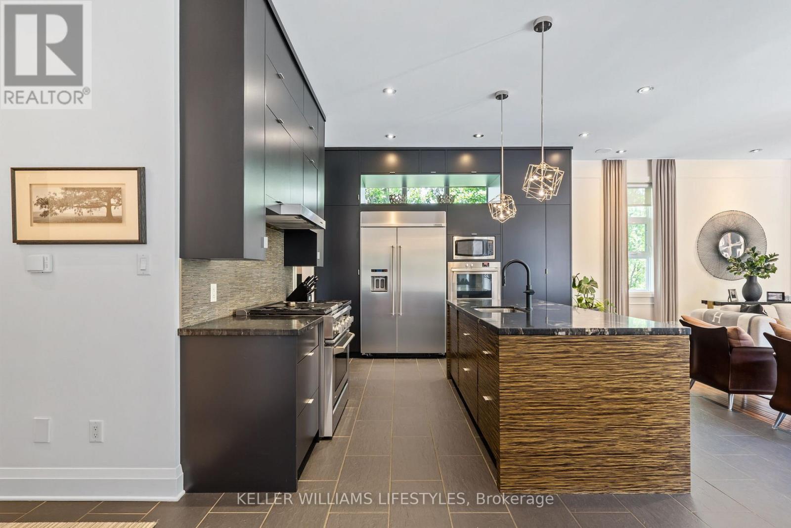 649 VALLEYSTREAM WALK - 10