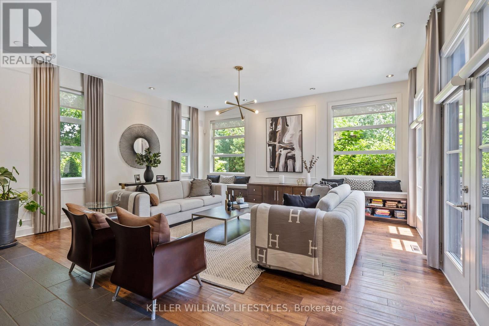 649 VALLEYSTREAM WALK - 16