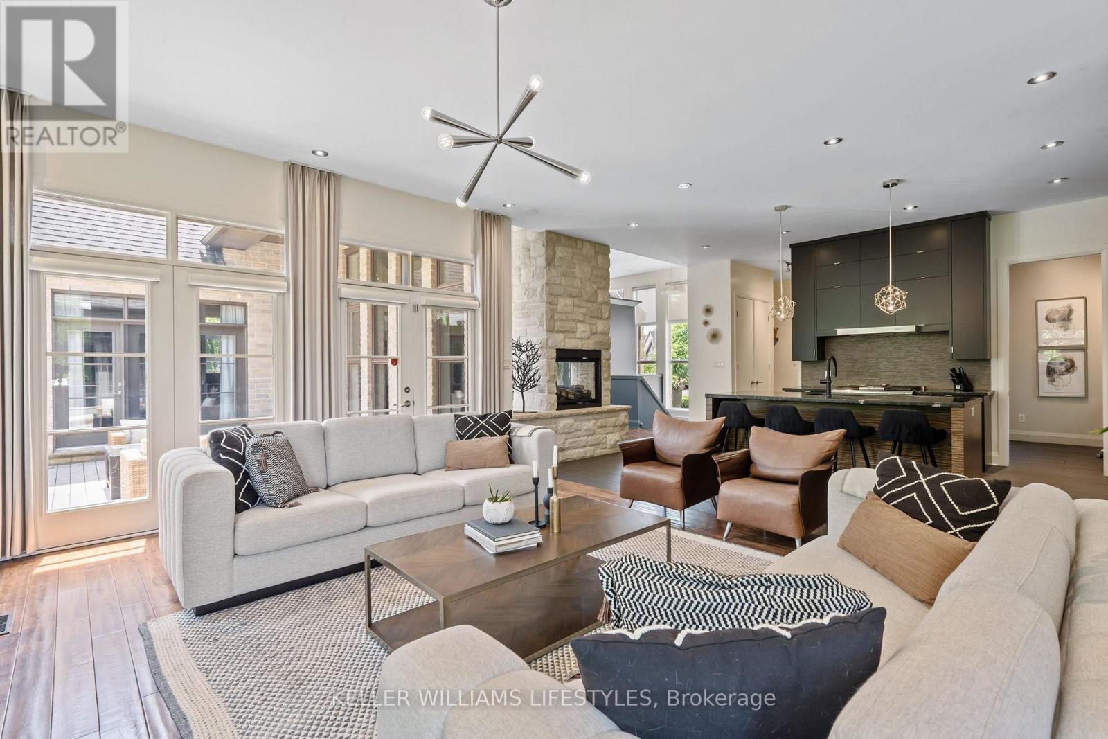 649 VALLEYSTREAM WALK - 19