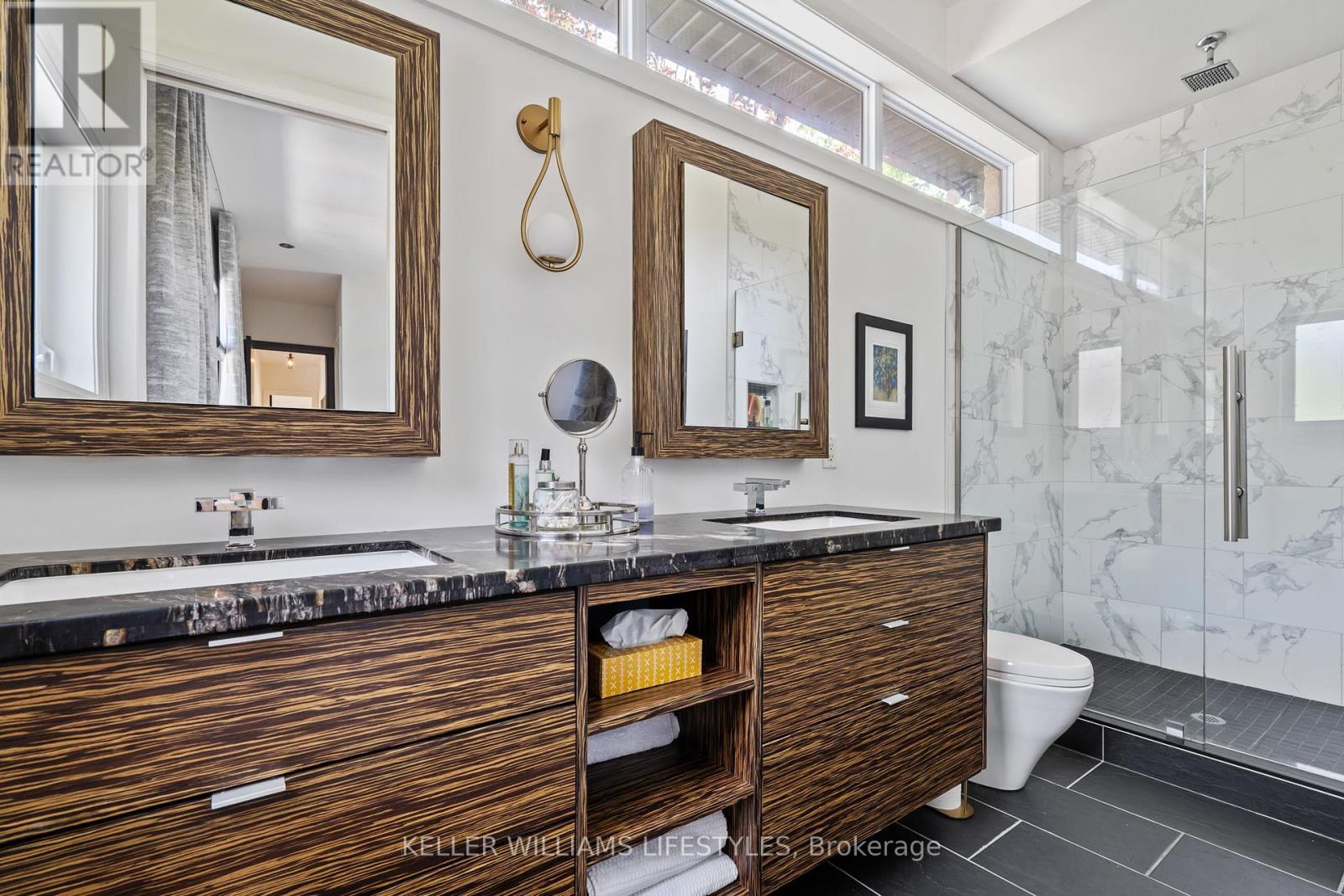 649 VALLEYSTREAM WALK - 24