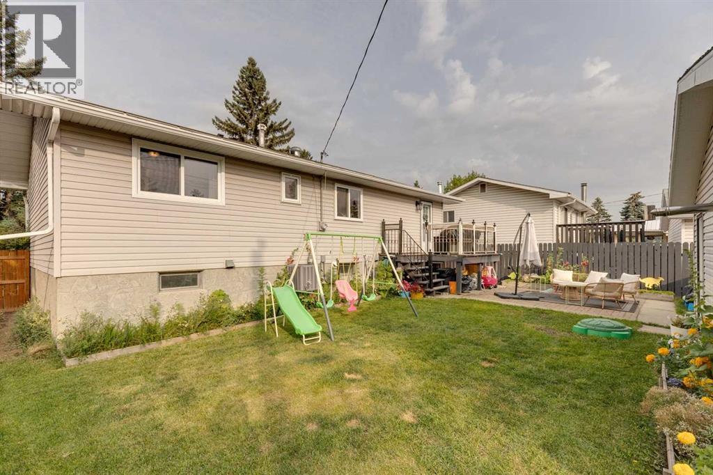 Single Family House Bi-level for Sale in  Penbrooke Way SE Penbrooke Meadows Calgary 