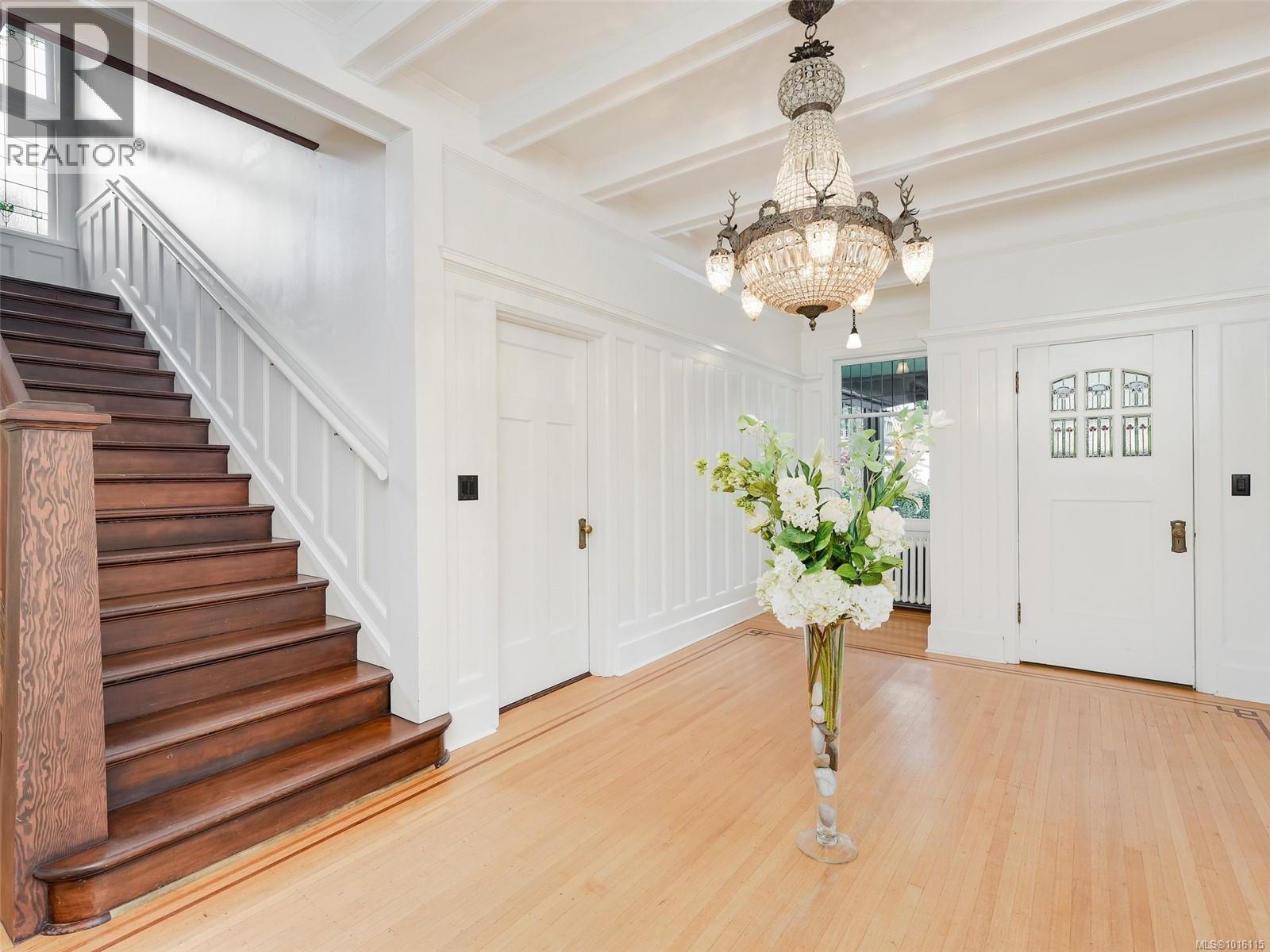  943 St. Charles Street, Victoria