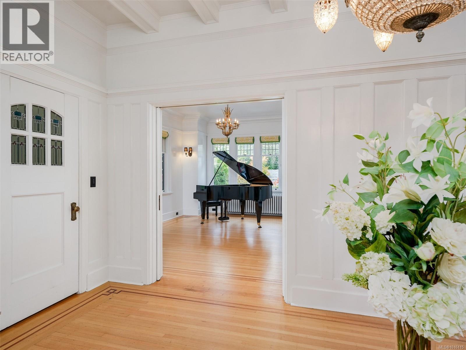  943 St. Charles Street, Victoria
