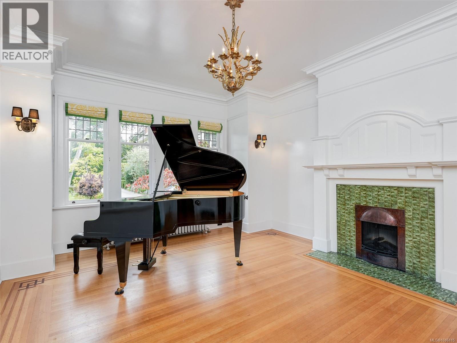  943 St. Charles Street, Victoria