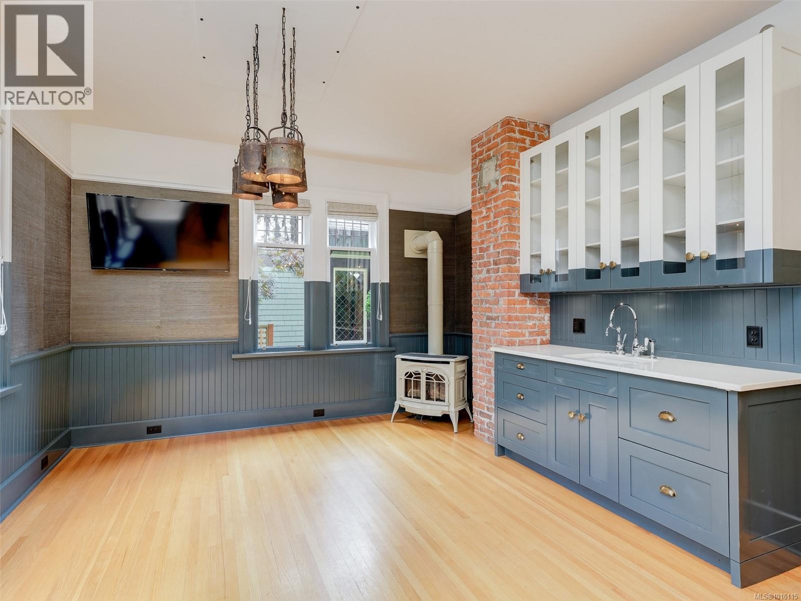  943 St. Charles Street, Victoria