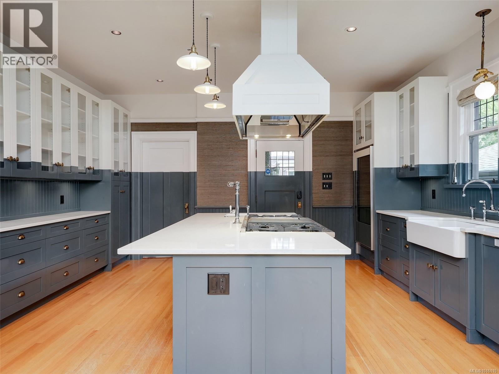  943 St. Charles Street, Victoria