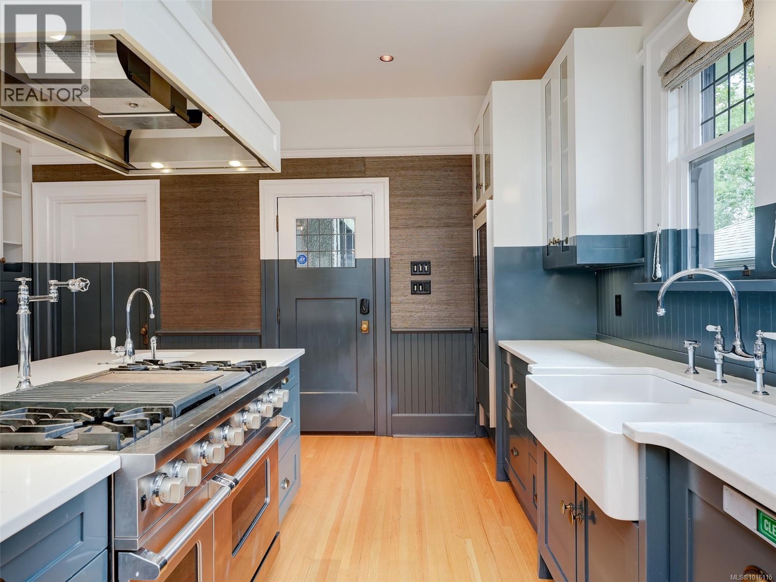  943 St. Charles Street, Victoria