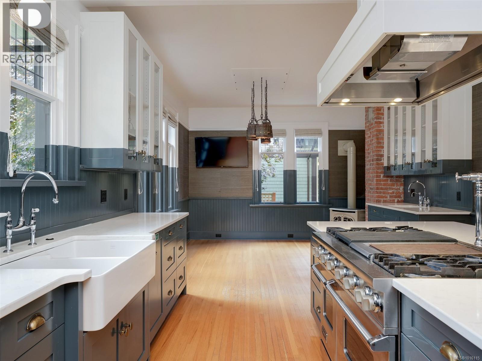  943 St. Charles Street, Victoria