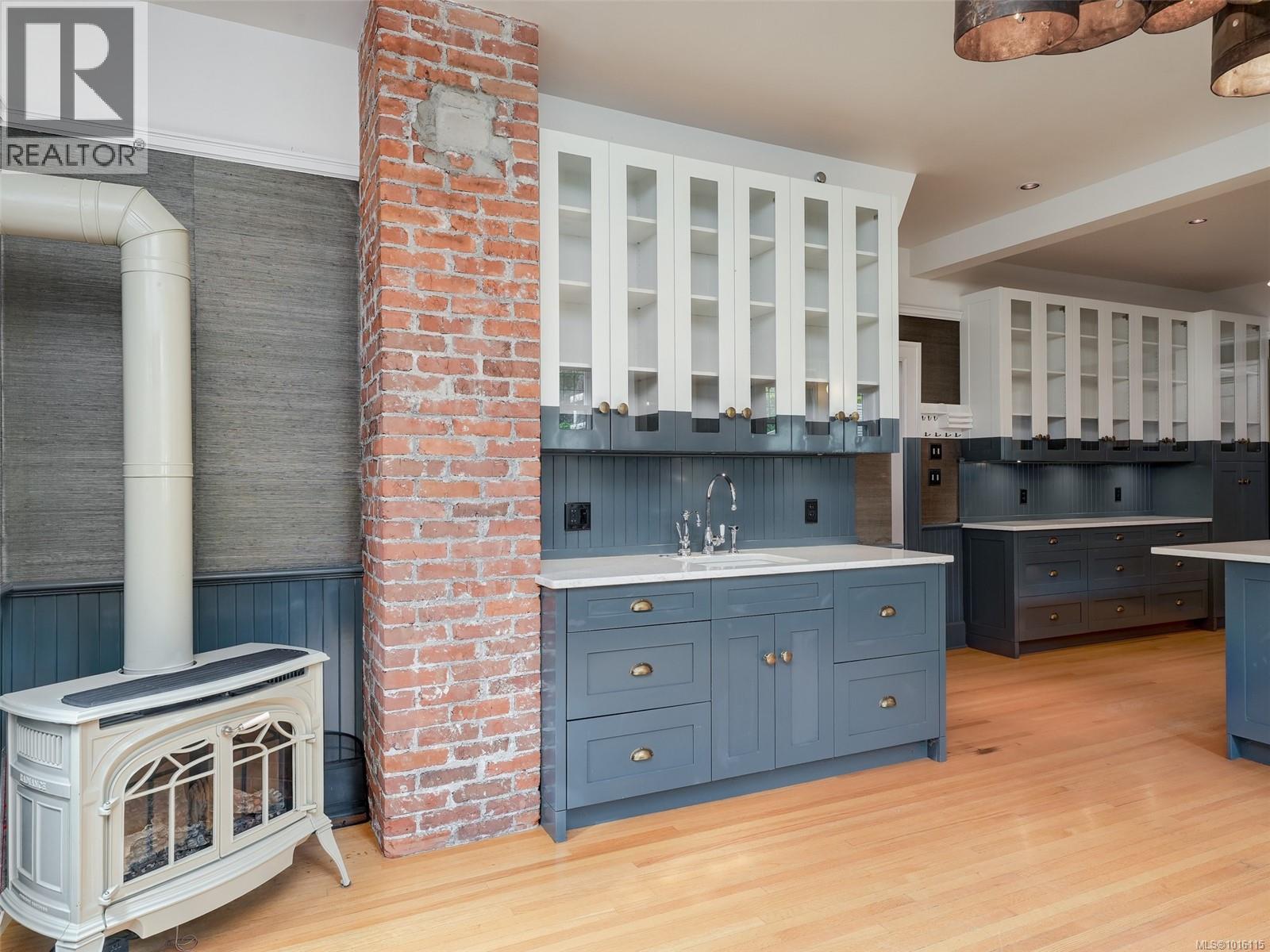  943 St. Charles Street, Victoria