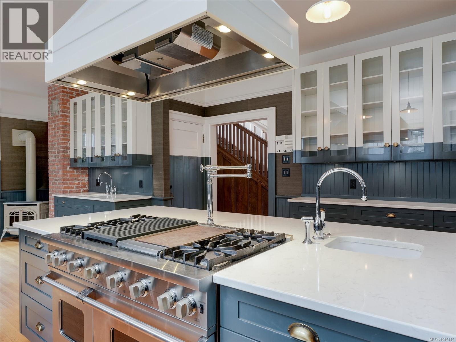  943 St. Charles Street, Victoria