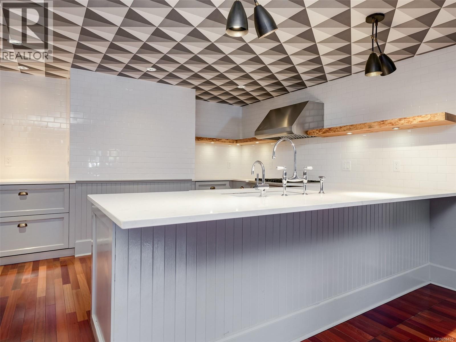  943 St. Charles Street, Victoria