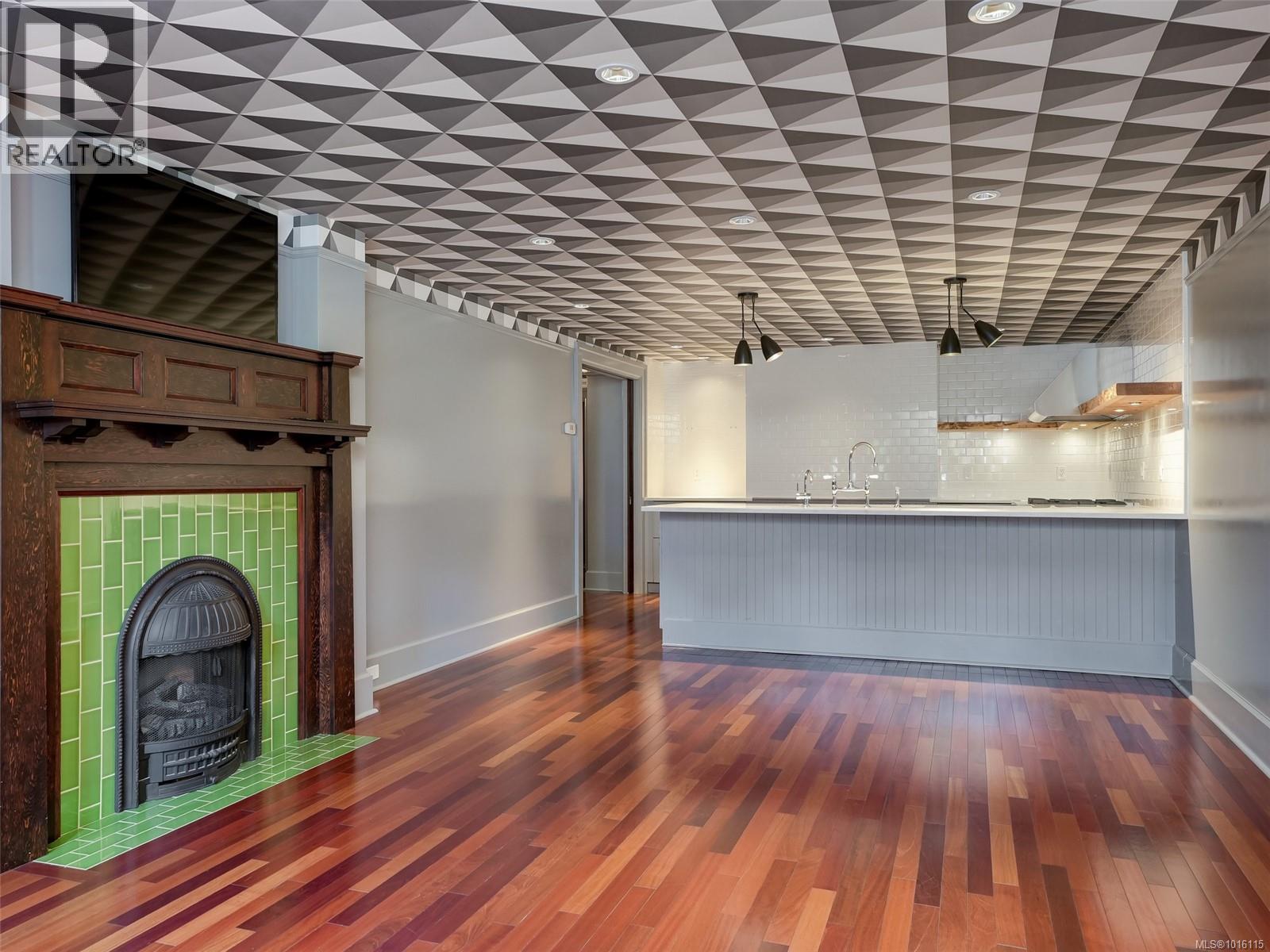  943 St. Charles Street, Victoria