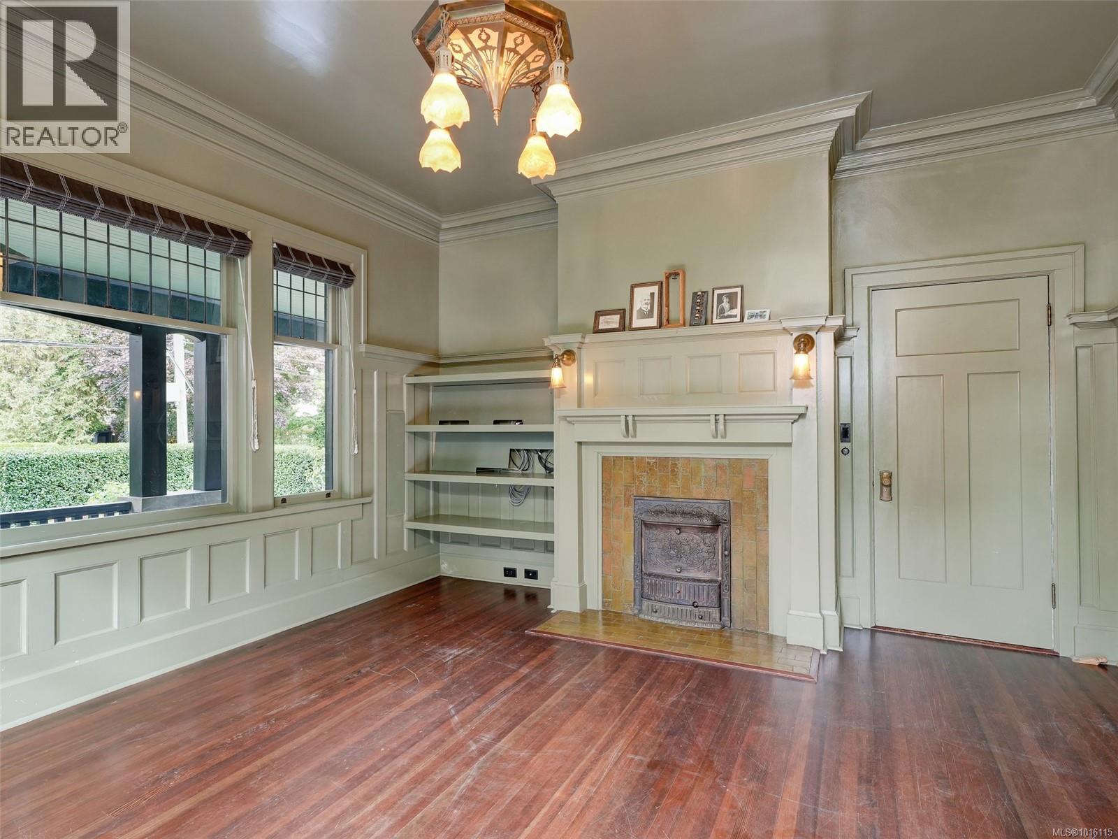 943 St. Charles Street, Victoria