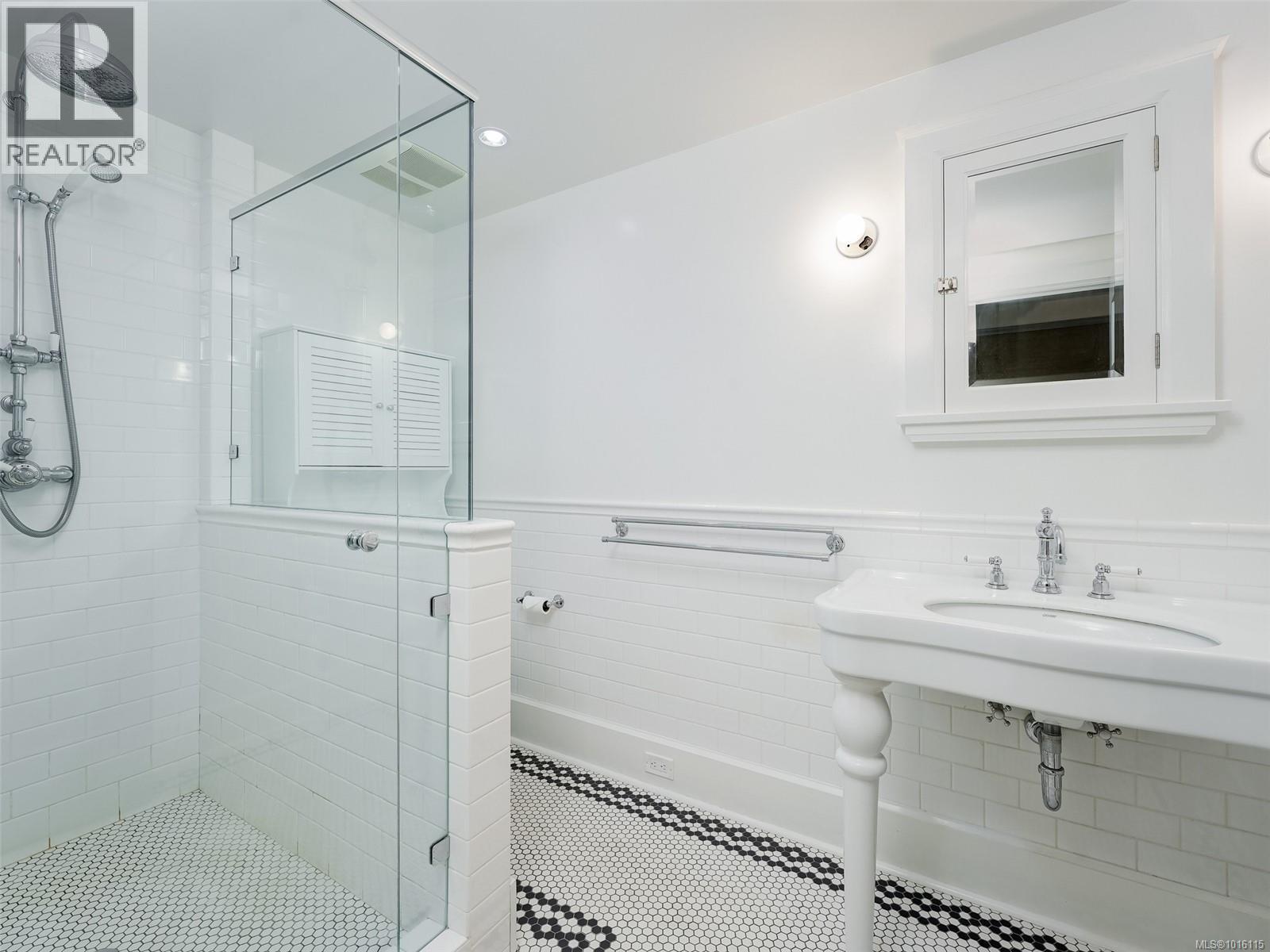 943 St. Charles Street, Victoria