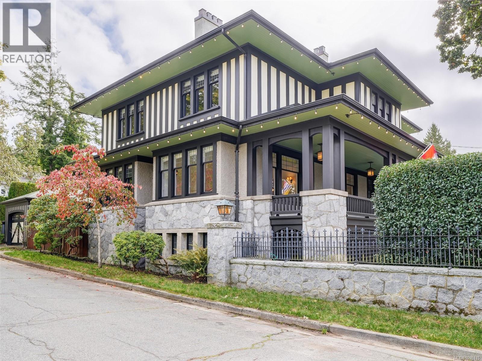  943 St. Charles Street, Victoria