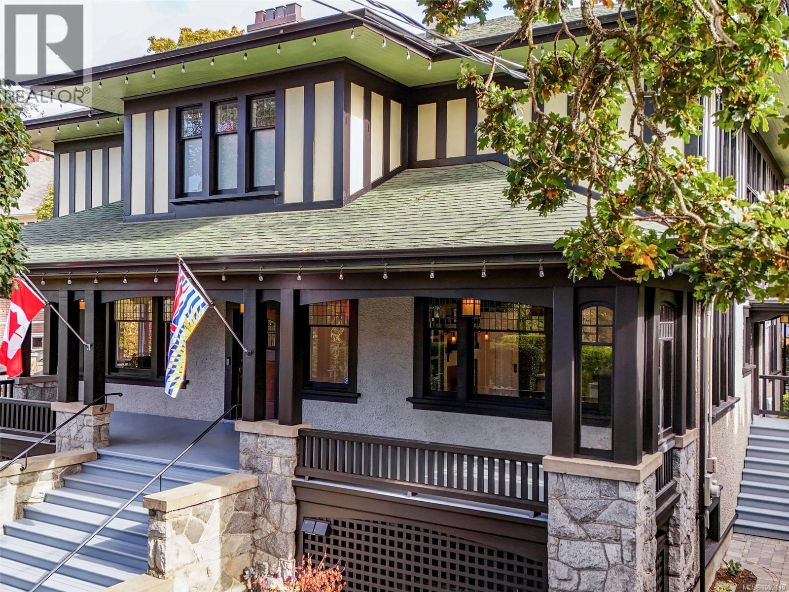  943 St. Charles Street, Victoria
