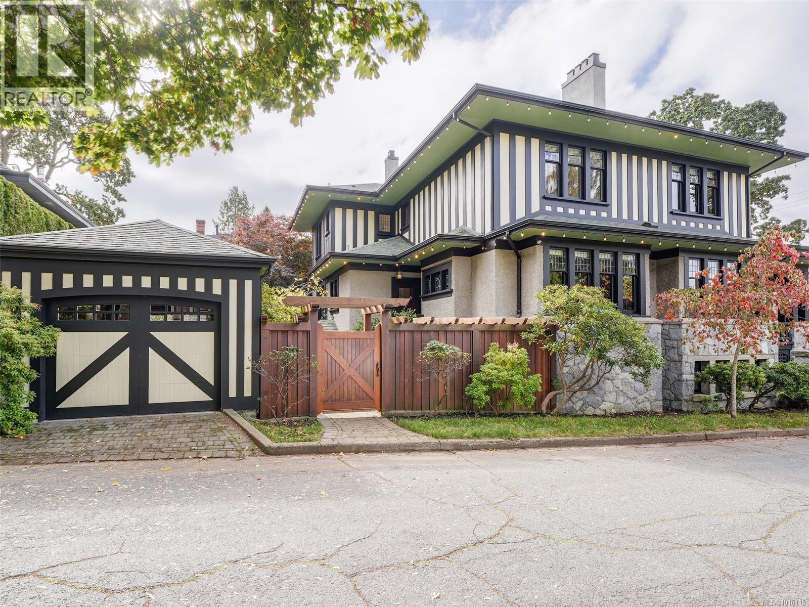  943 St. Charles Street, Victoria