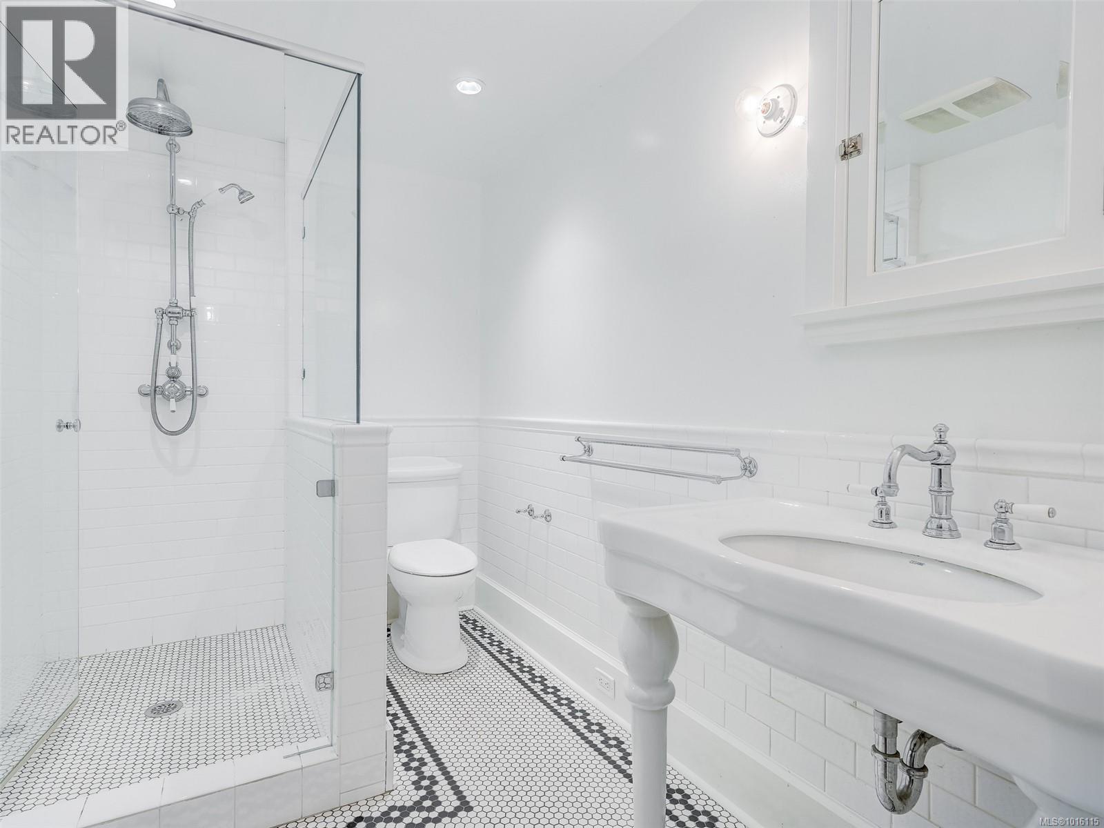  943 St. Charles Street, Victoria