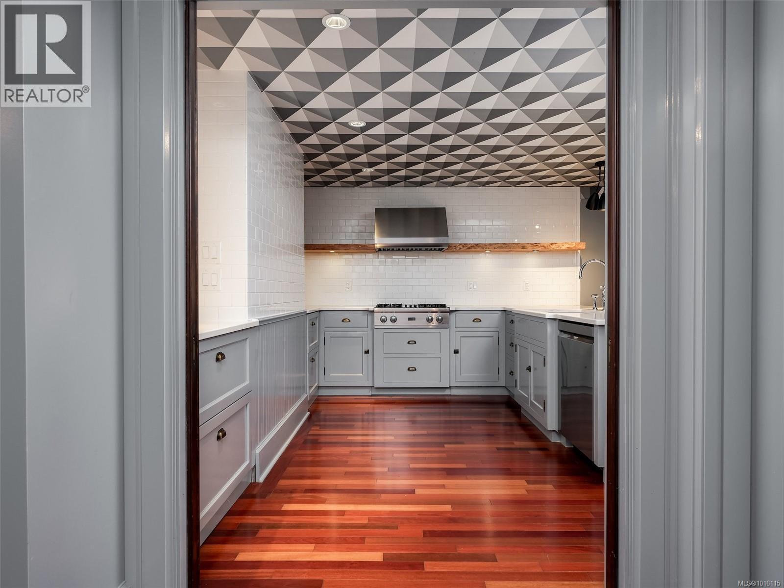  943 St. Charles Street, Victoria