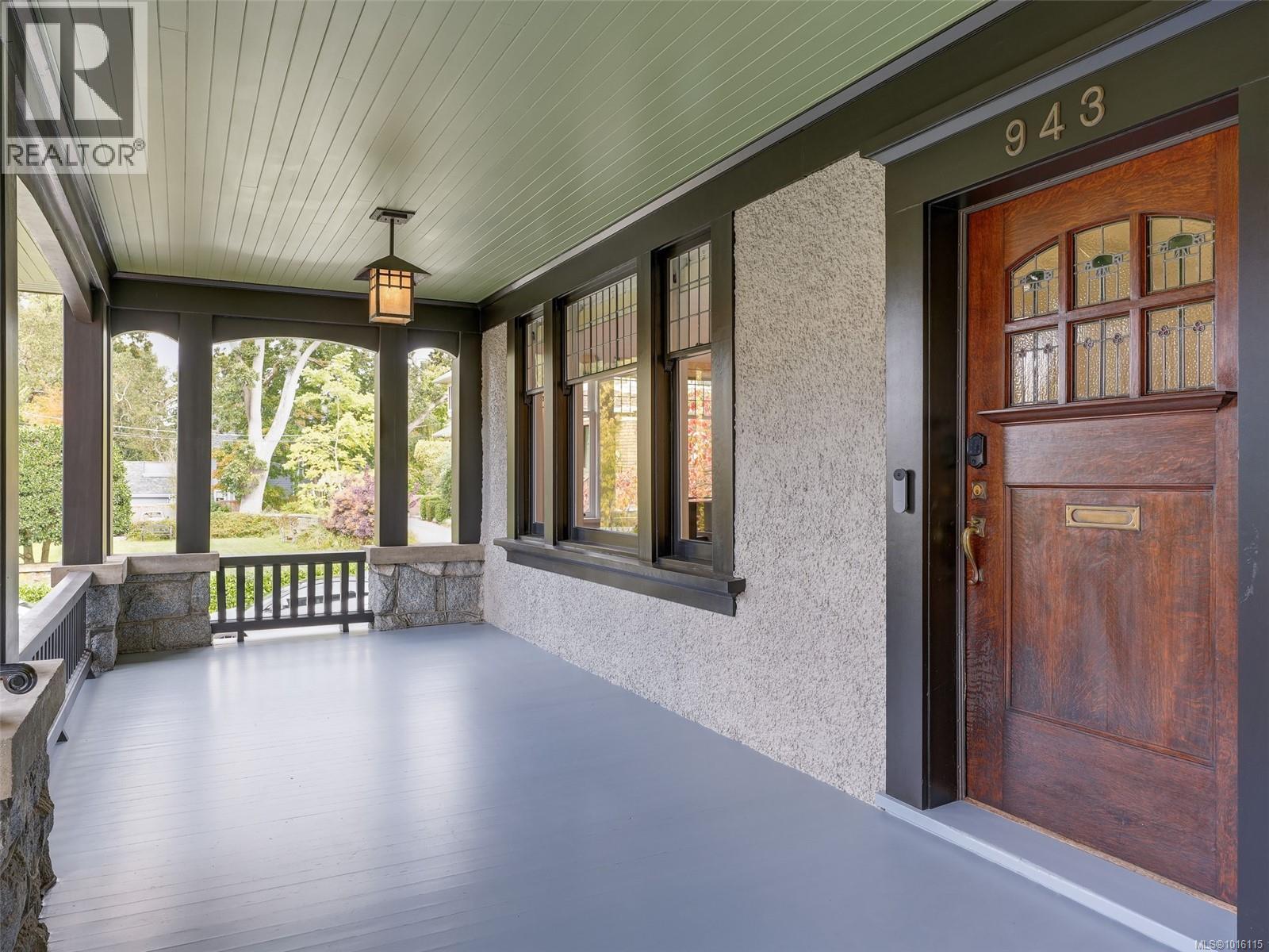  943 St. Charles Street, Victoria