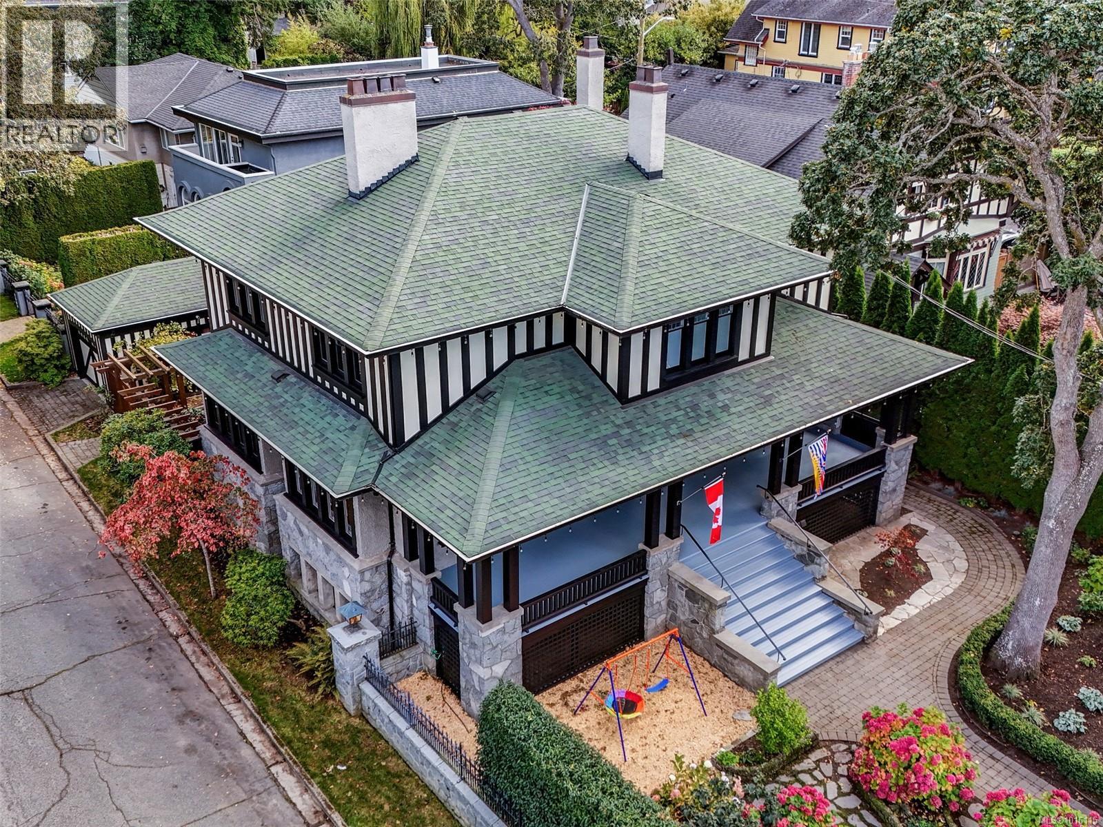  943 St. Charles Street, Victoria