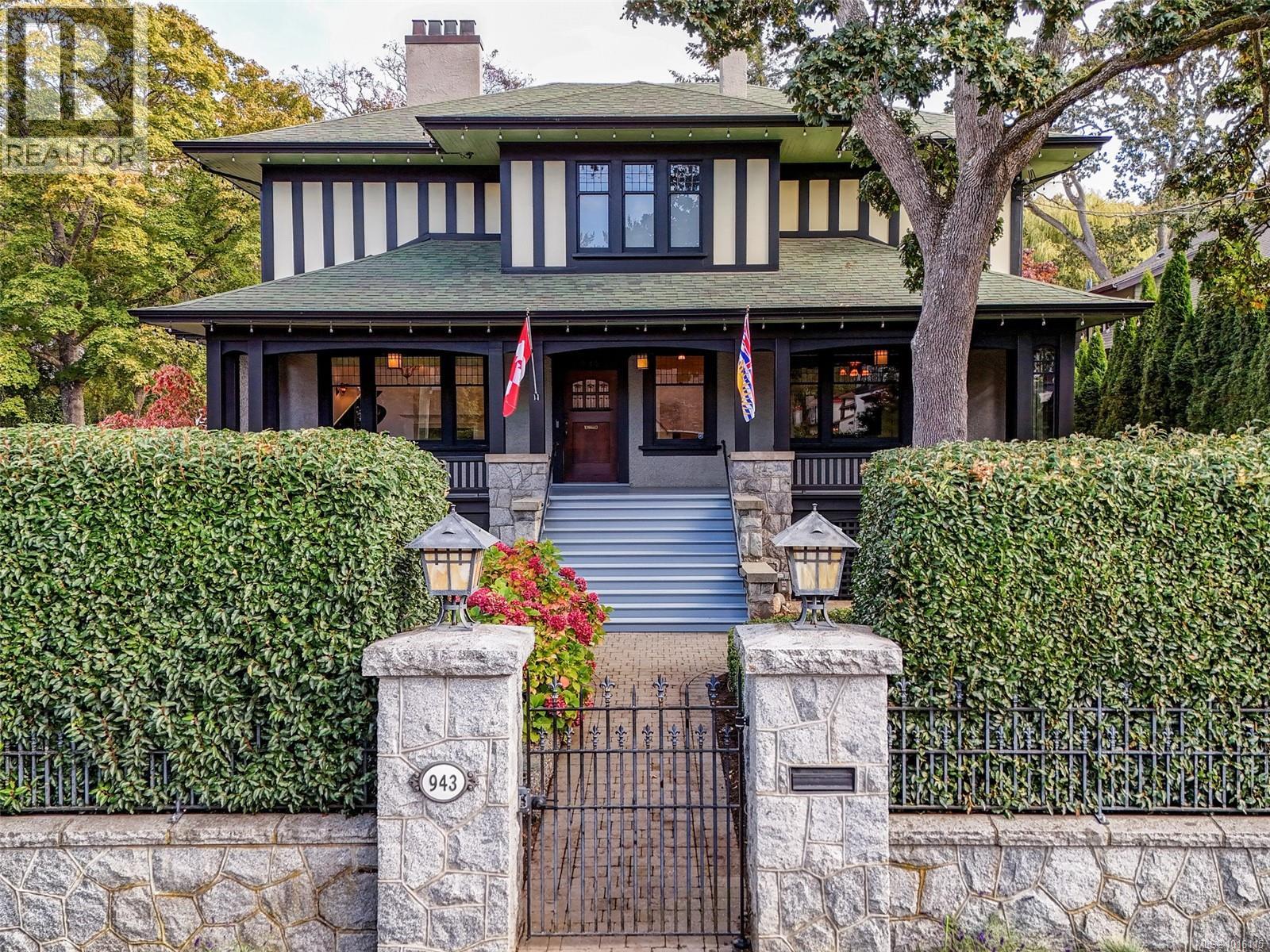  943 St. Charles Street, Victoria
