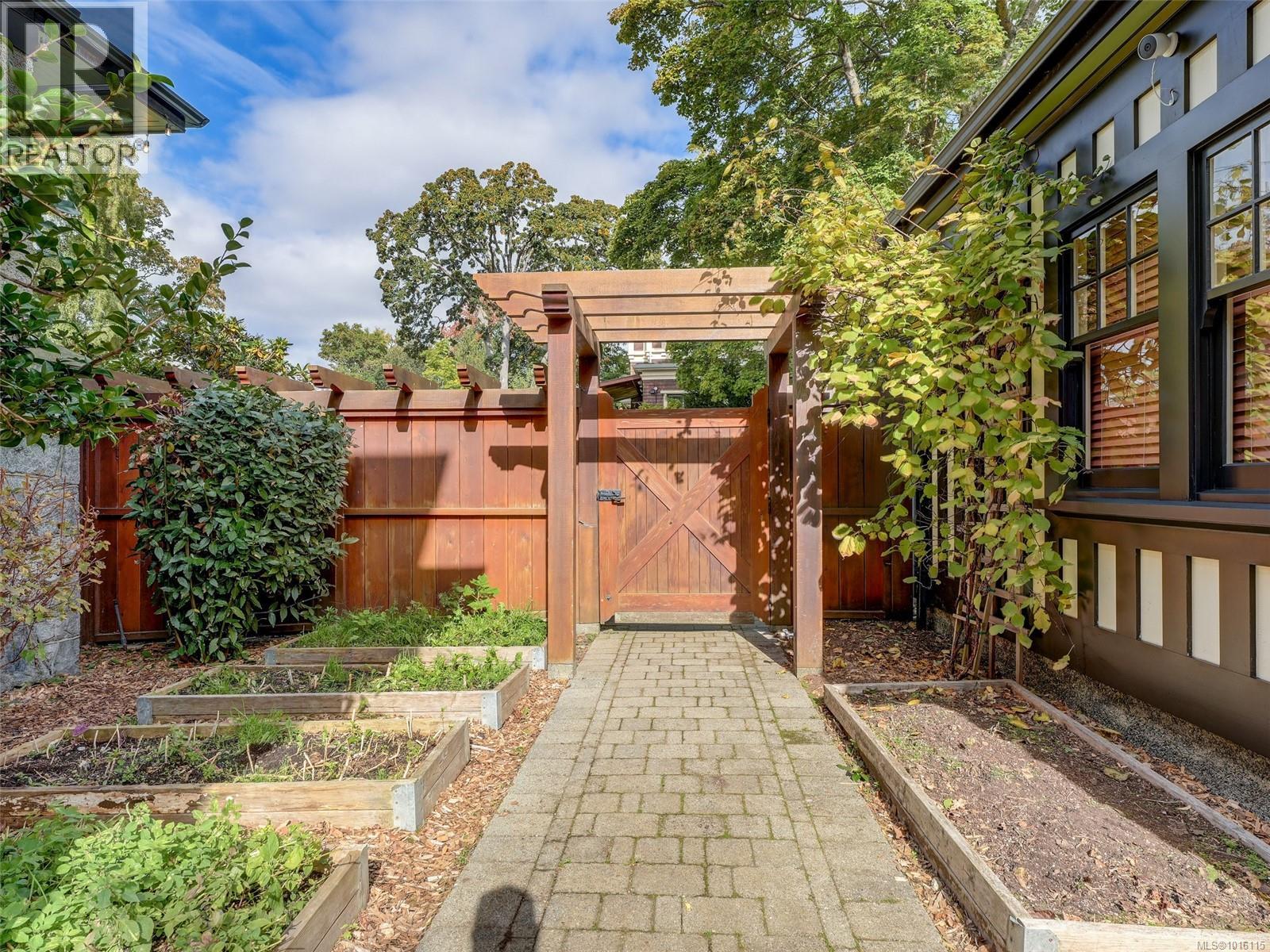  943 St. Charles Street, Victoria