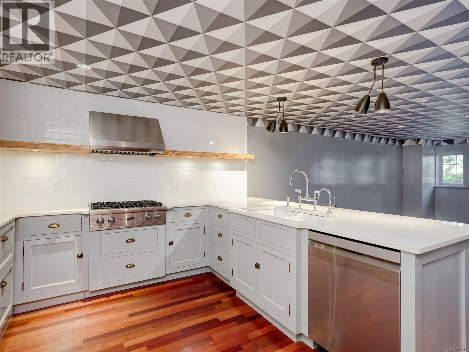  943 St. Charles Street, Victoria