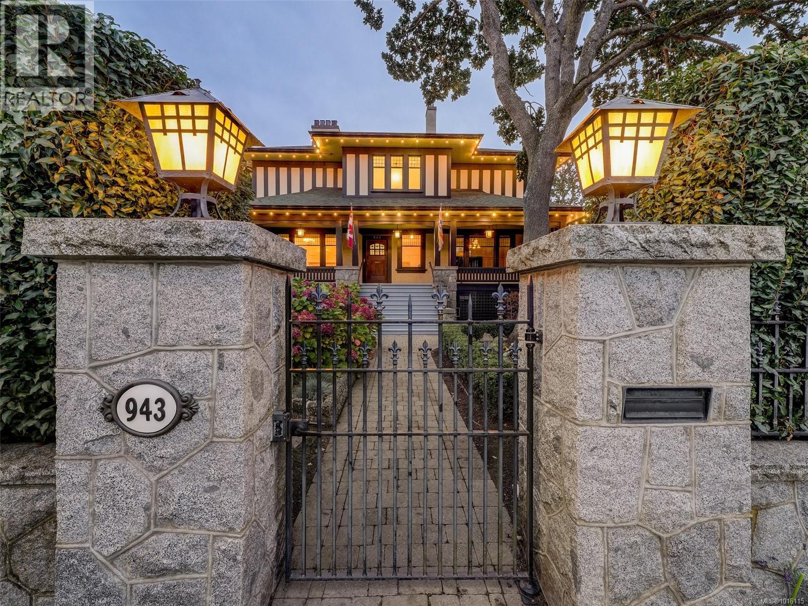  943 St. Charles Street, Victoria