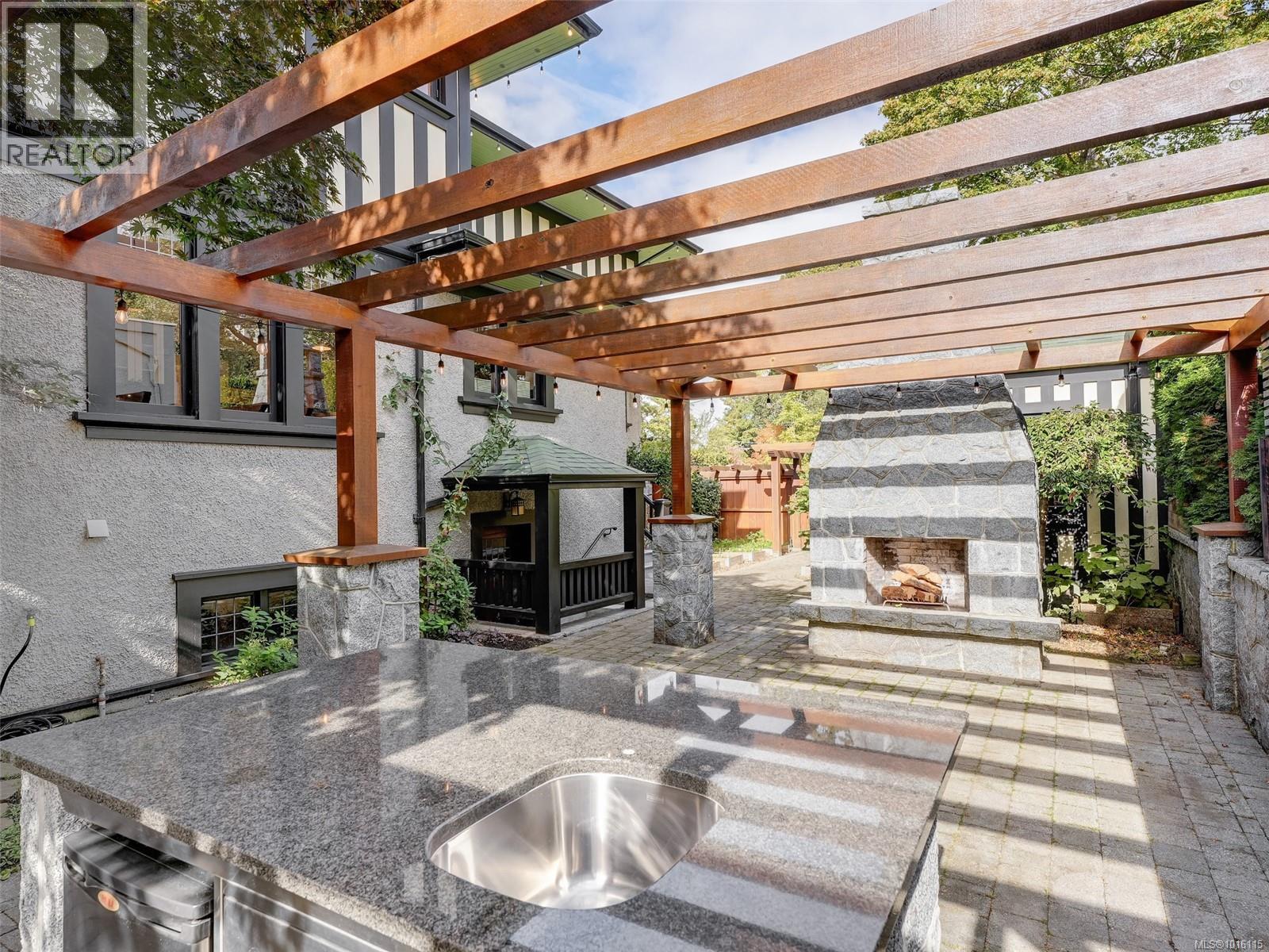  943 St. Charles Street, Victoria