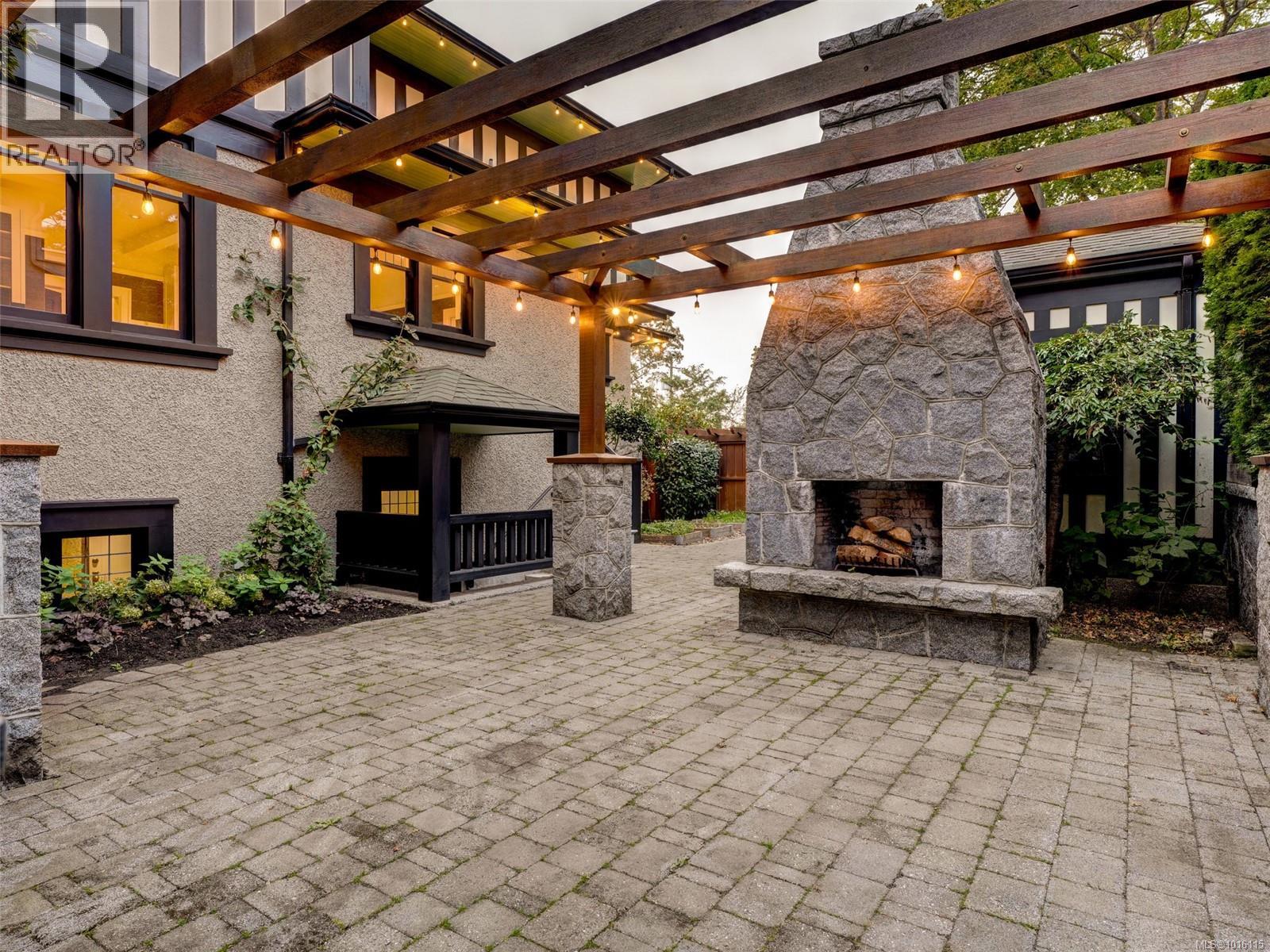  943 St. Charles Street, Victoria