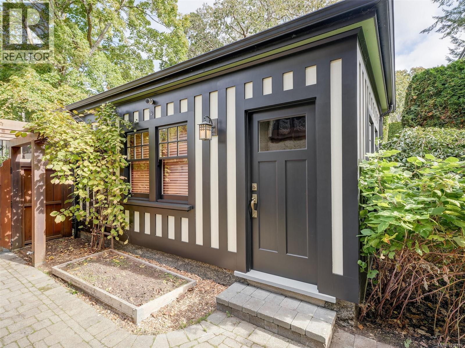  943 St. Charles Street, Victoria