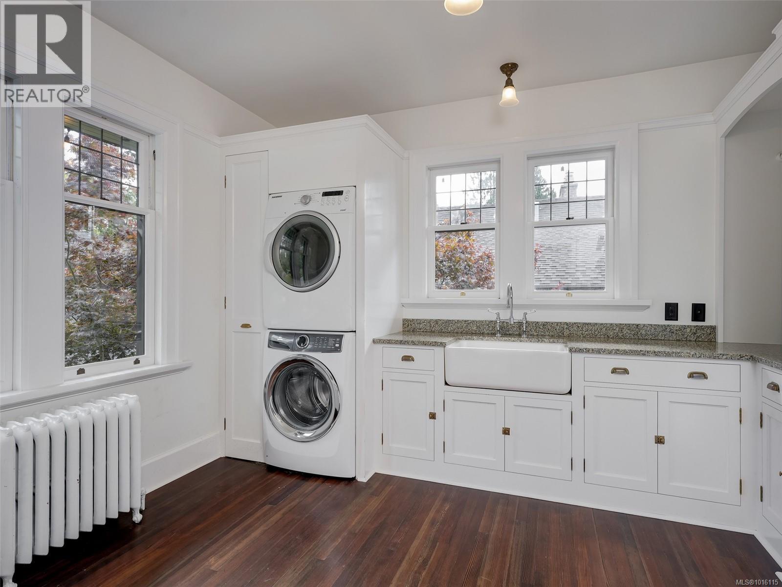  943 St. Charles Street, Victoria