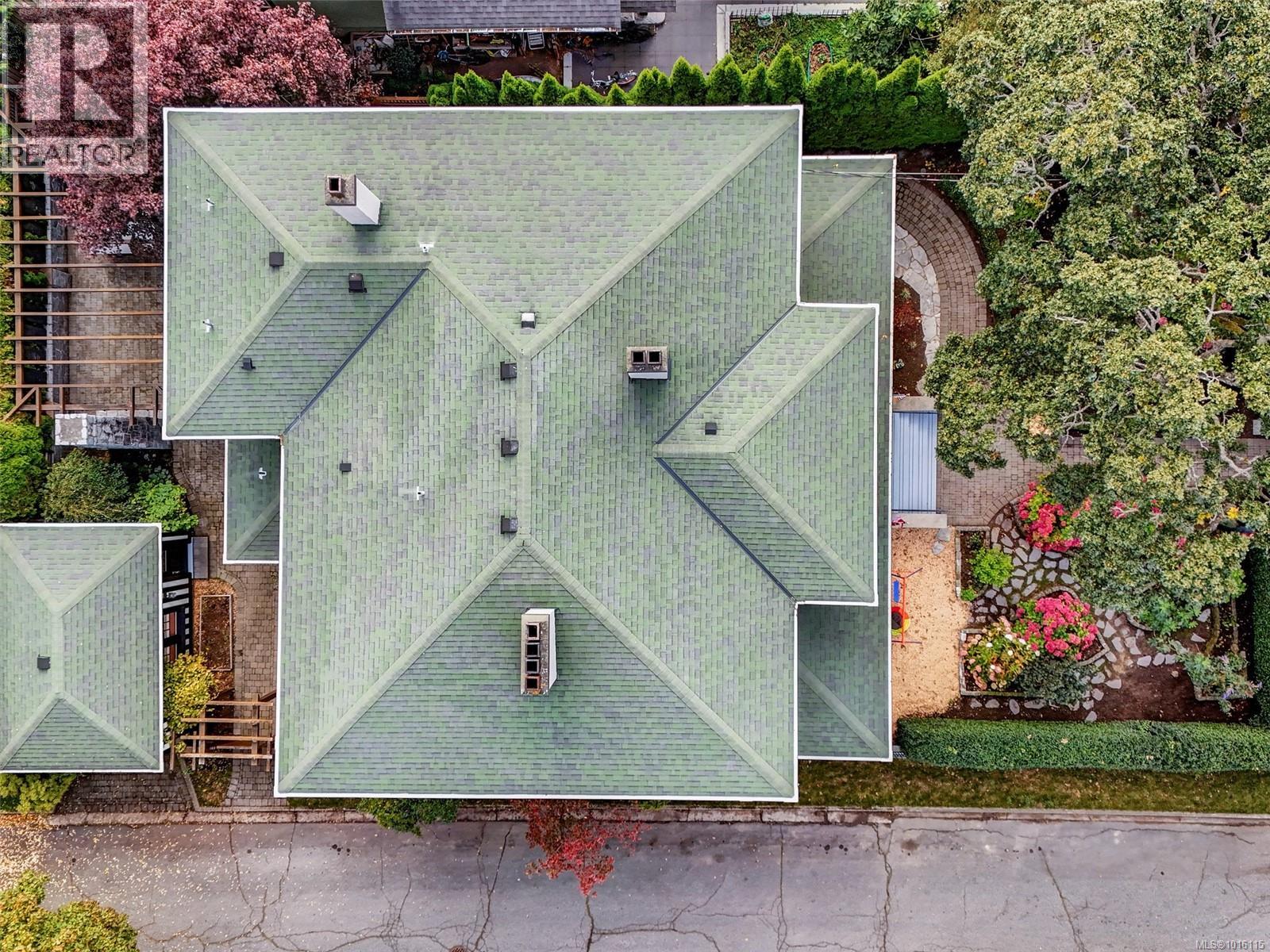  943 St. Charles Street, Victoria