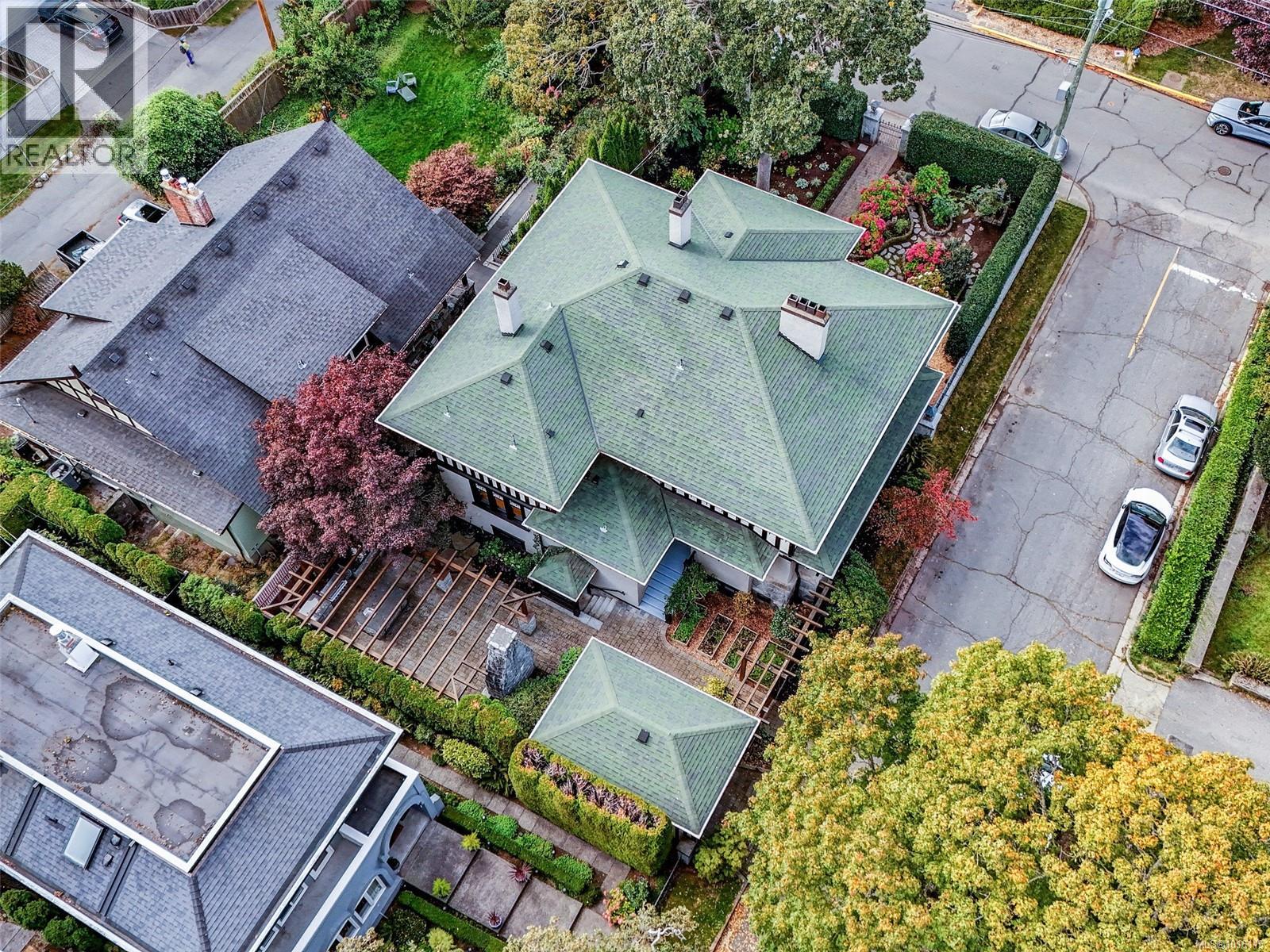  943 St. Charles Street, Victoria