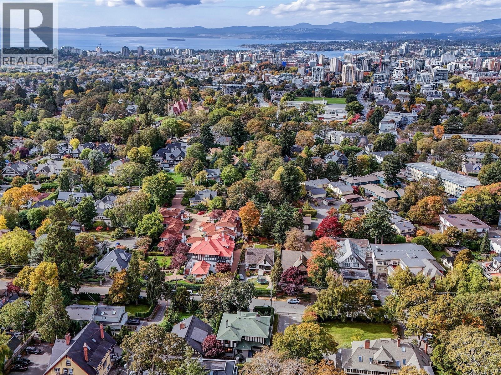  943 St. Charles Street, Victoria