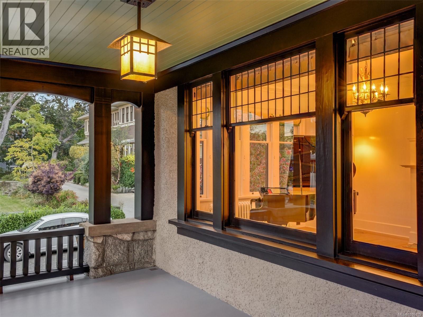  943 St. Charles Street, Victoria